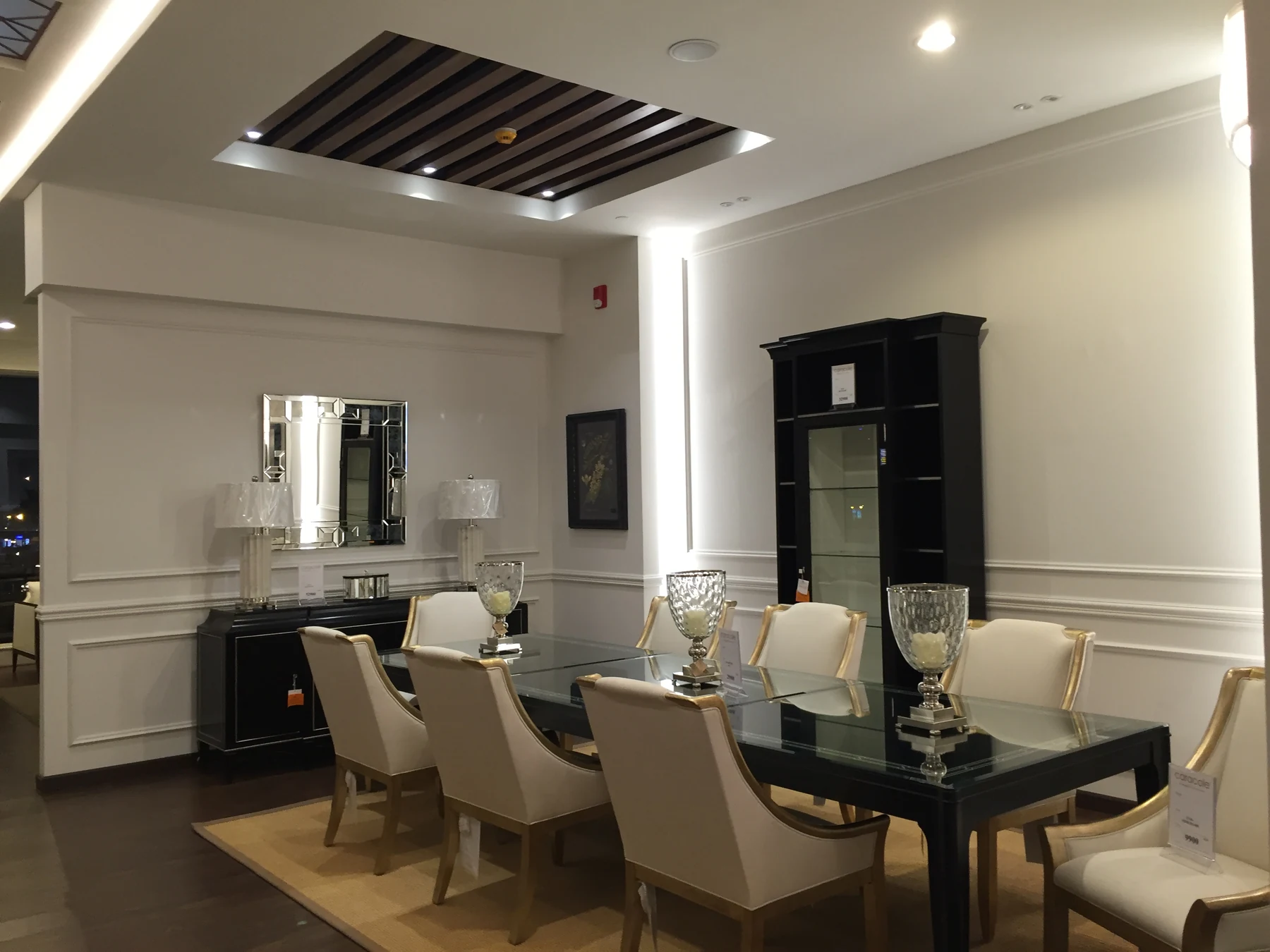 Caracole · Fifth Settlement · Dining display · photograph