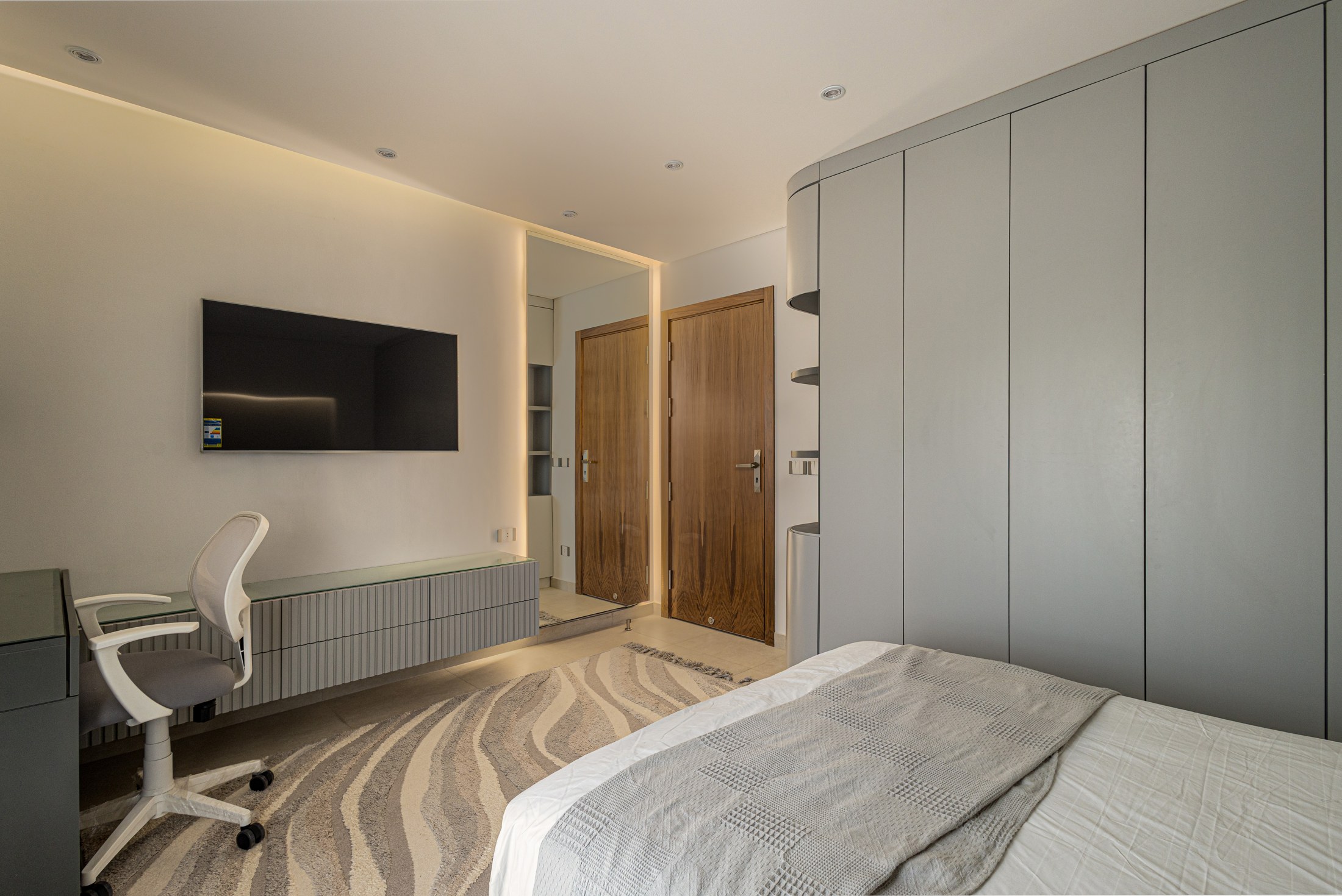 Canaria Apartment — bedroom and workspace