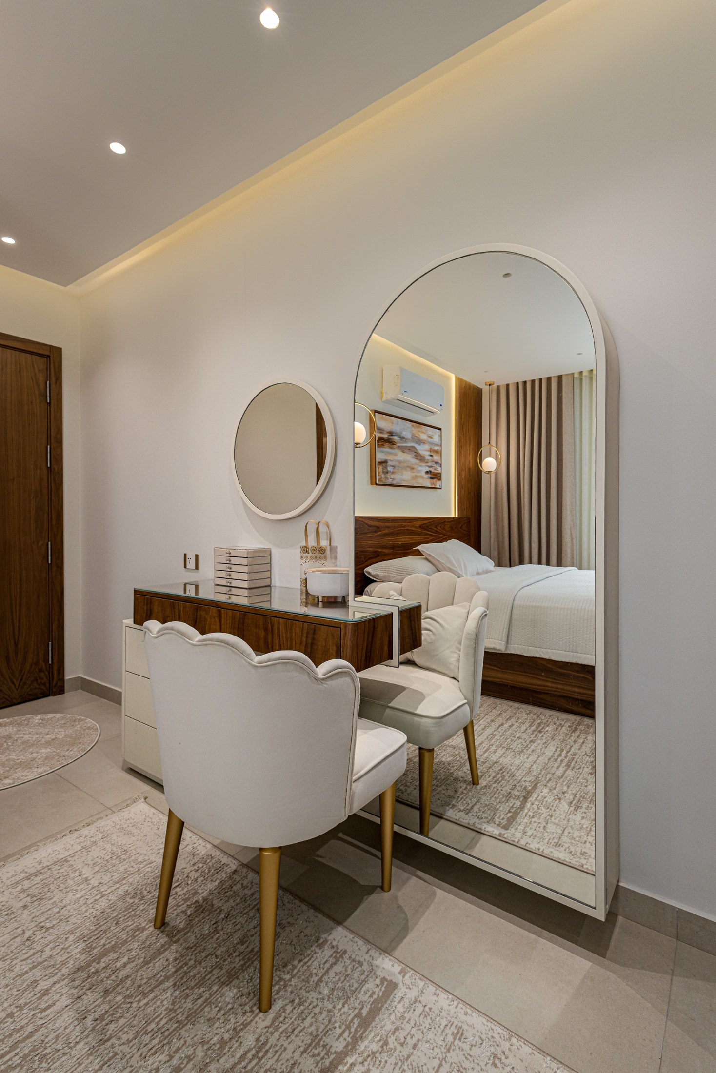 Canaria Apartment — dressing and bedroom